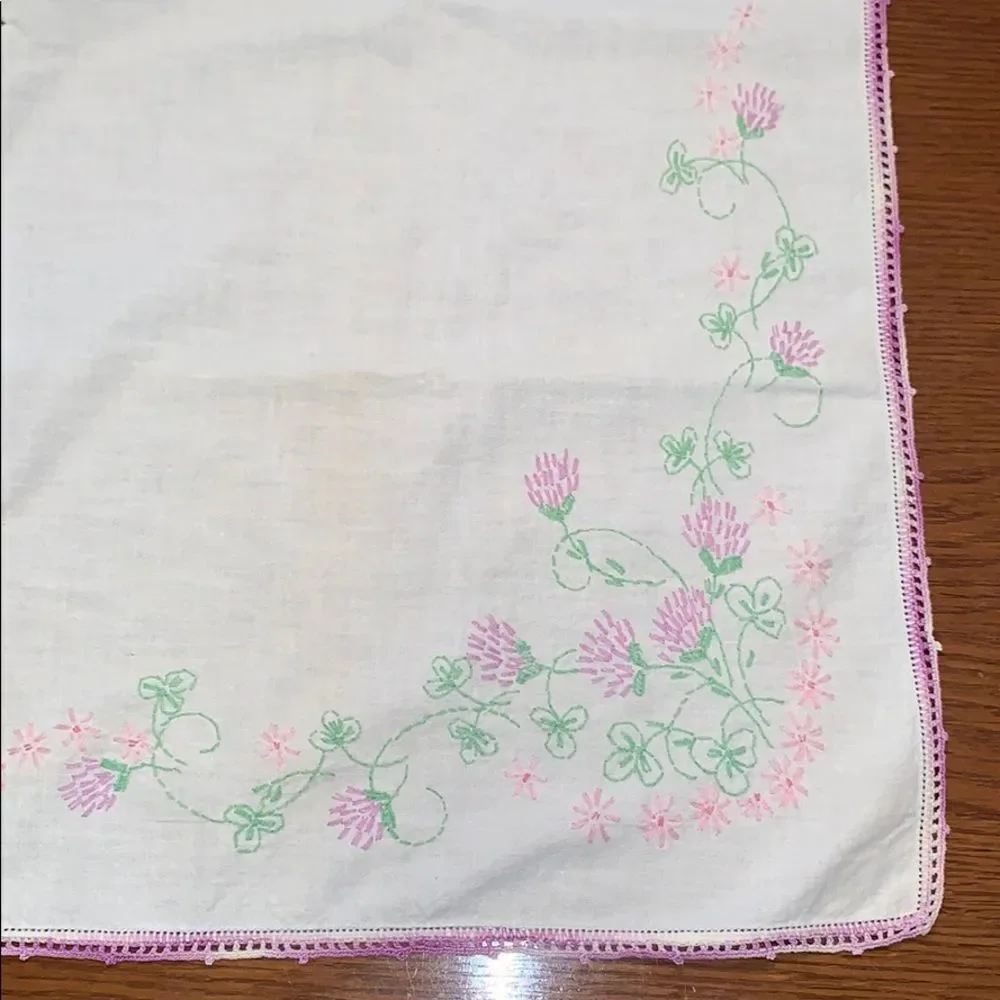 Vtg small tablecloth with floral embroidery‎